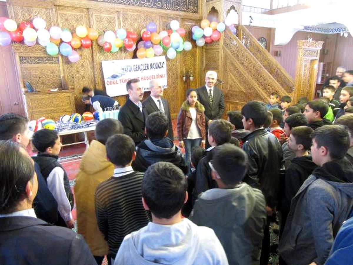 Edremit\'te Namaz Kılan Gençler Ödüllendirıldi