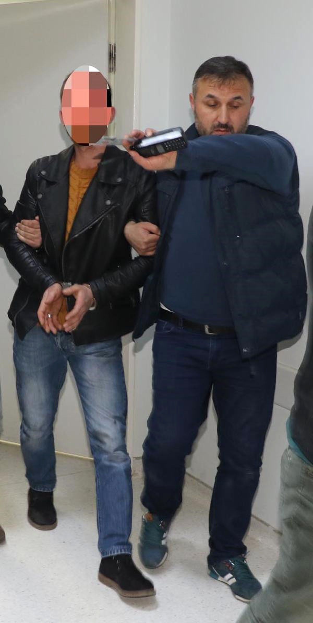 İhbarcı, 2 Polisi Yaralayan Şüpheliyi Bacağından Bıçakladı