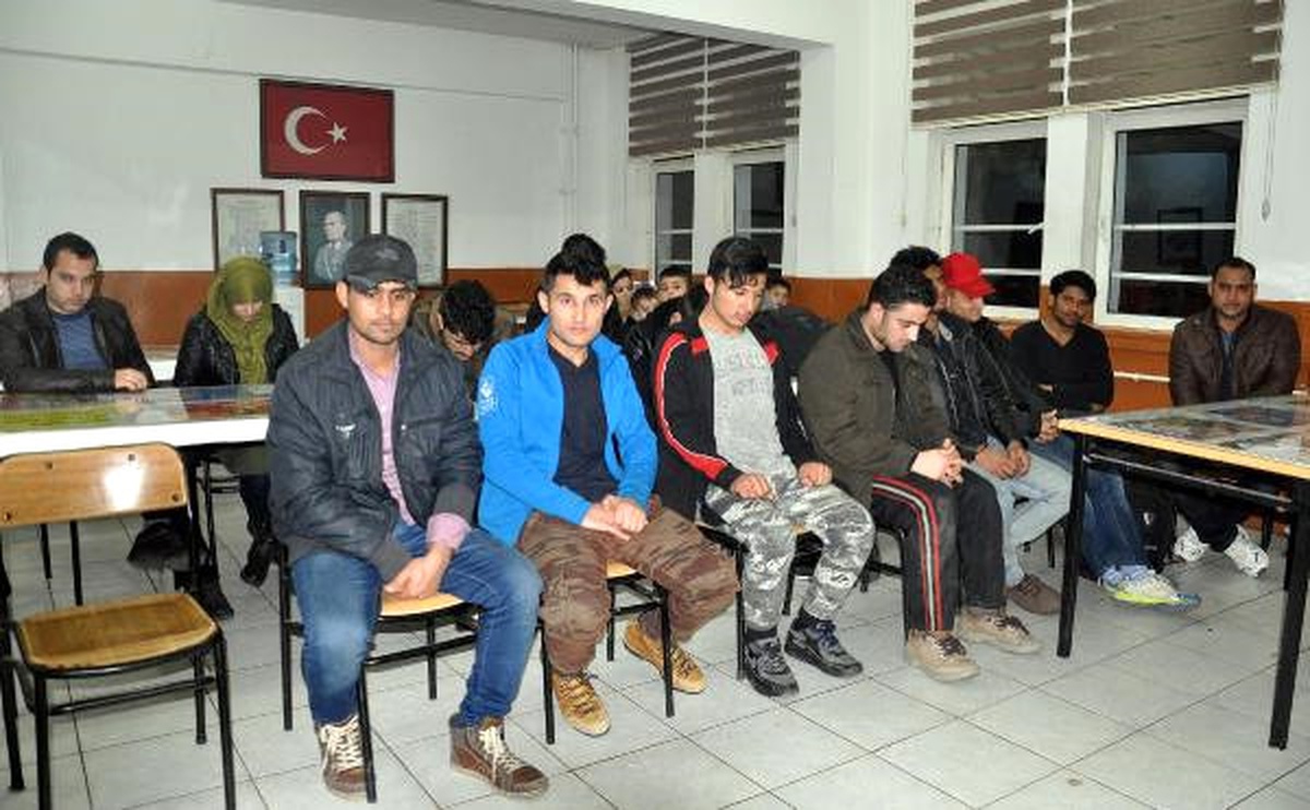Jandarmadan Kaçan Minibüste 27 Kaçak Yakalandı
