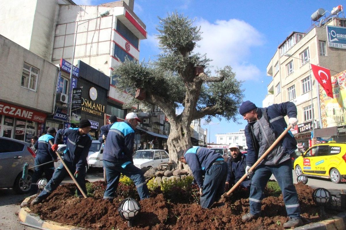 Kilis\'te Kavşak Park ve Refüjlere Çiçek Ekimi Sürüyor