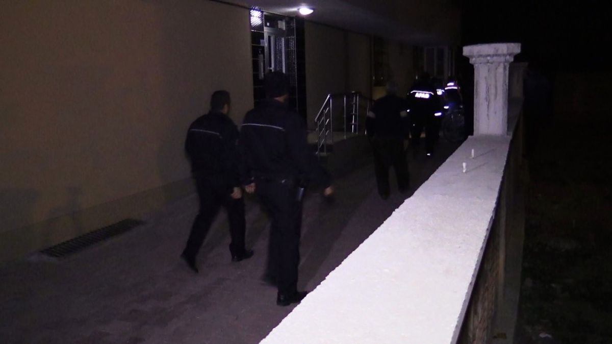 Konya\'da İstinat Duvarı Çöken 3 Katlı Bina Boşaltıldı