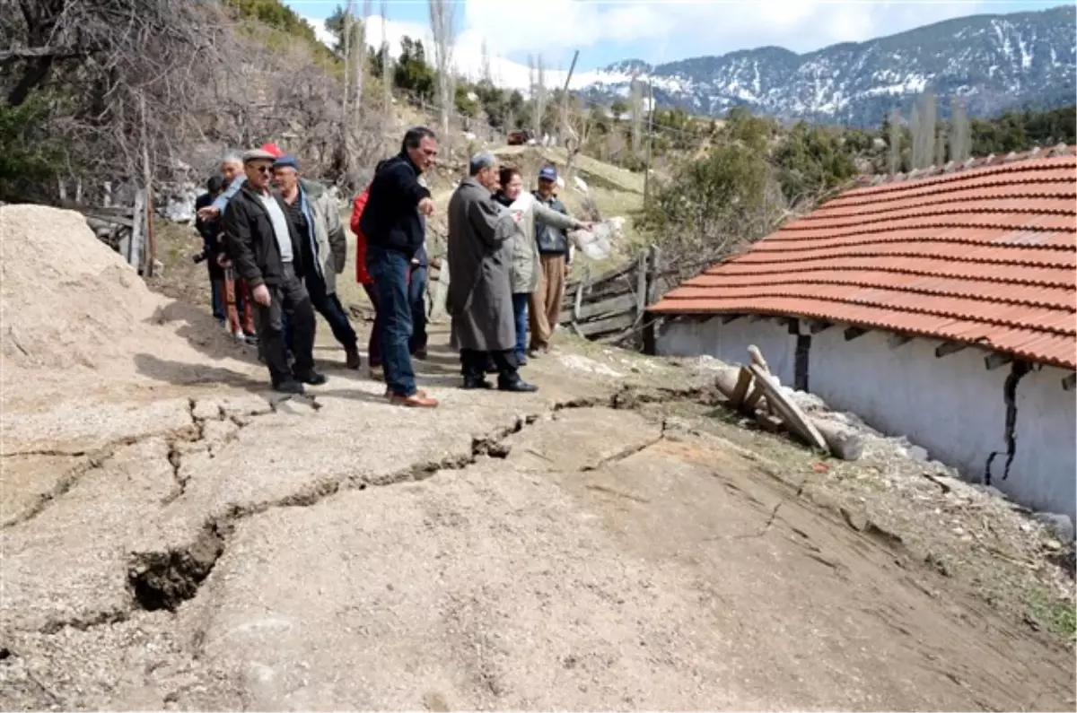 Kumluca\'daki Heyelanın Yaraları Sarılıyor