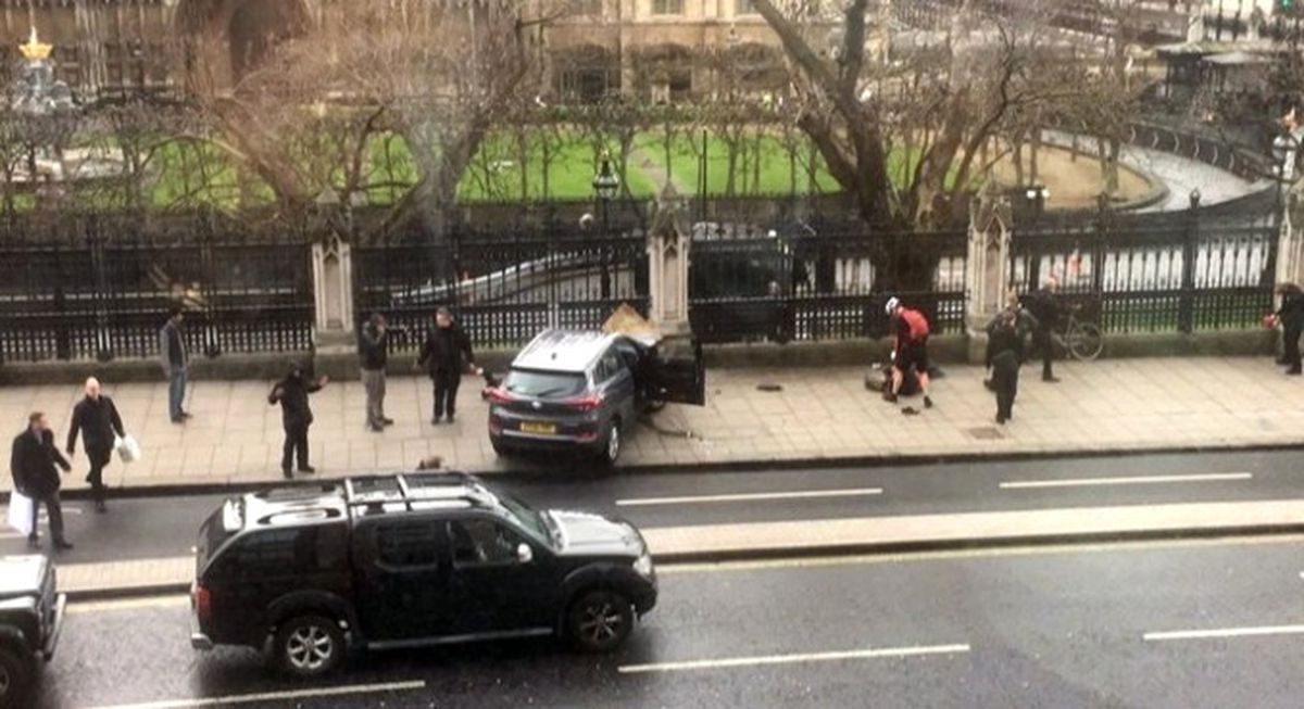 Londra\'da Silah Sesleri