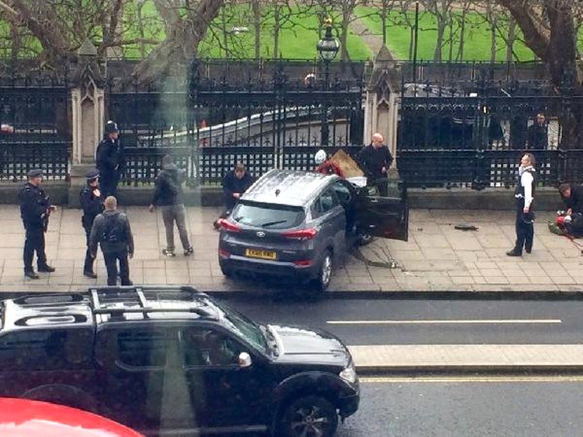 Londra Parlamentosu Önünde Silah Sesleri