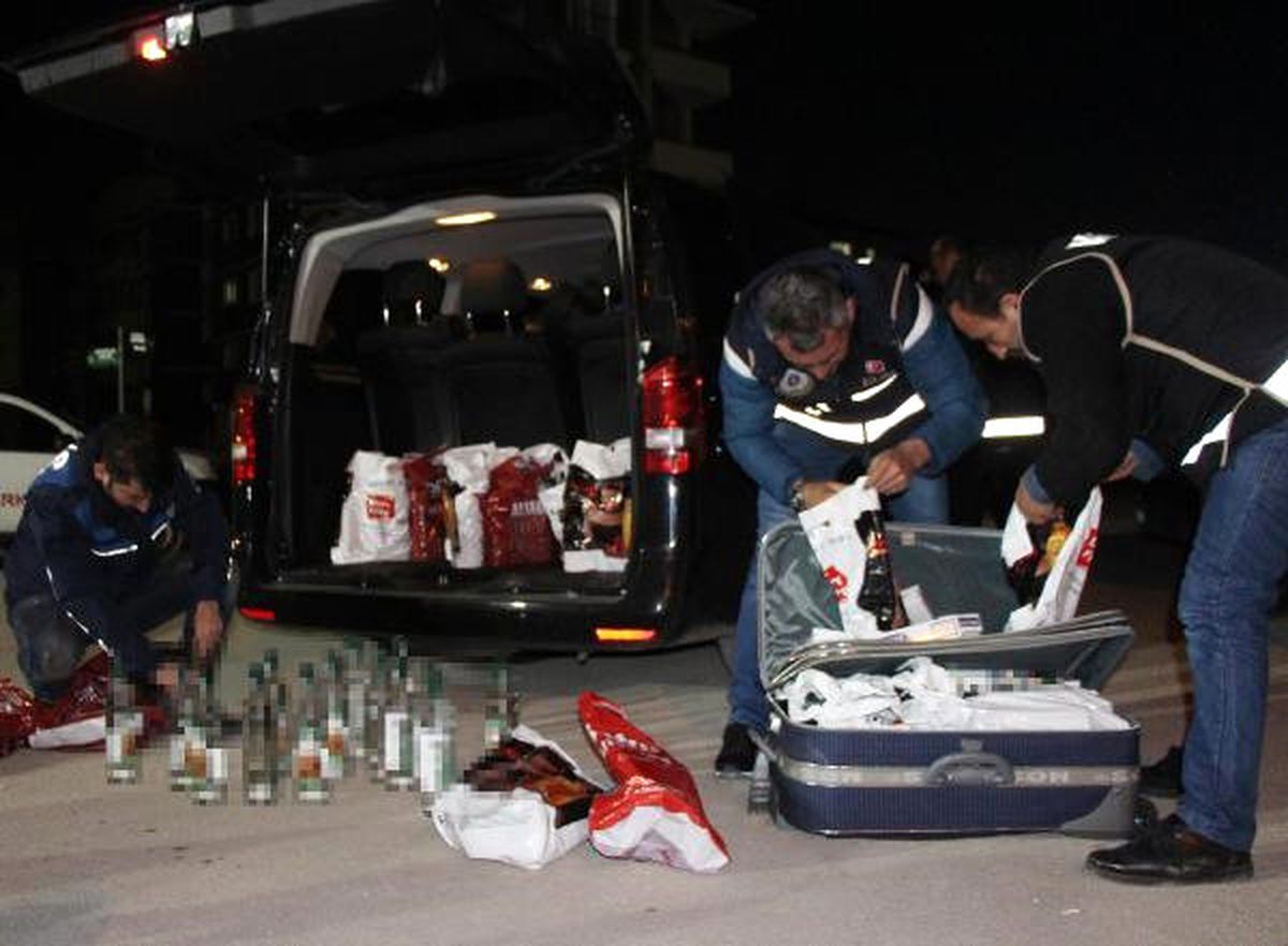 Lüks Minibüste Kaçak İçki ve Sigara Ele Geçirildi