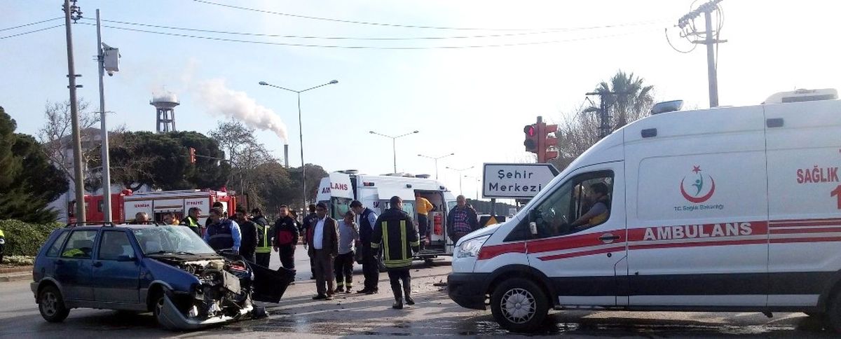 Manisa\'da İki Otomobil Çarpıştı: 5 Yaralı