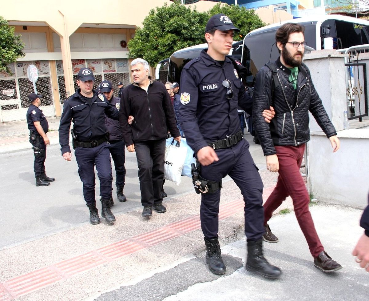 Mersin\'de \'Bylock\'çu 17 Polis Adliyeye Sevk Edildi