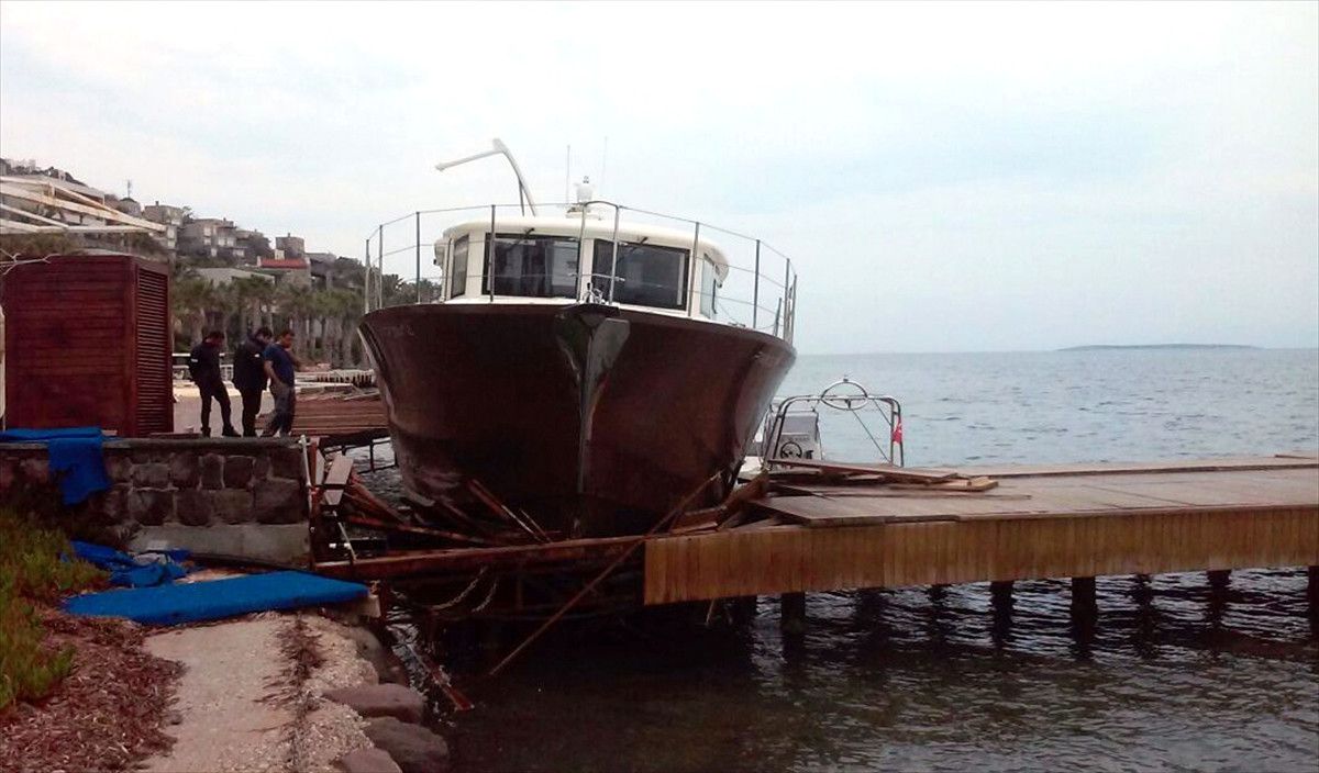 Motor Yatın İskeleye Çarptığı Anlar Kamerada
