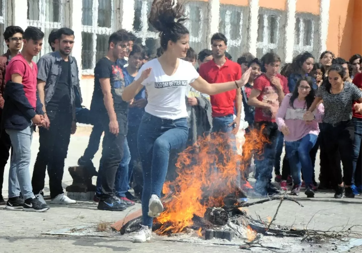 Nevruz Ateşinde Renkli Görüntüler