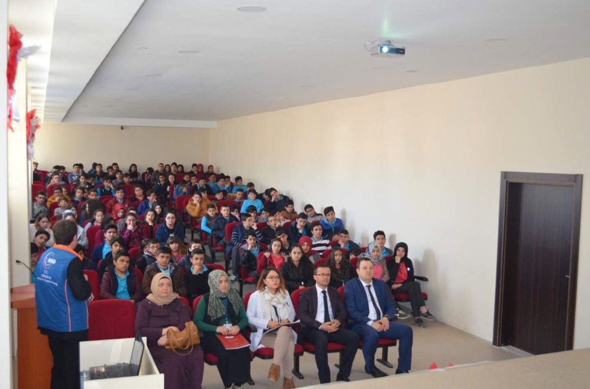 Öğrenci ve Öğretmenlere Afet Bilinci Eğitimleri Devam Ediyor