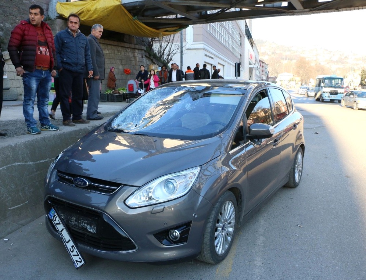 Otomobil Yayalara Çarptı: 1 Ölü, 1 Yaralı