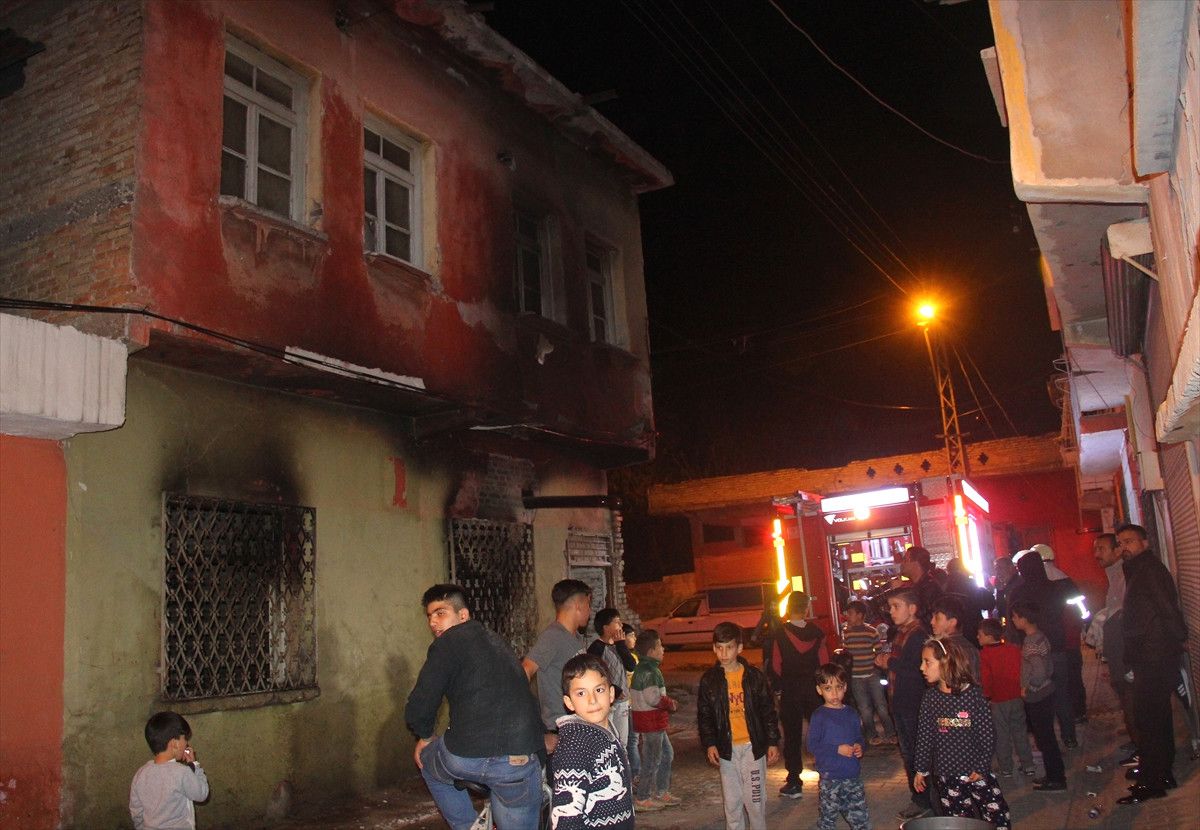 Oturduğu Evi Yaktı