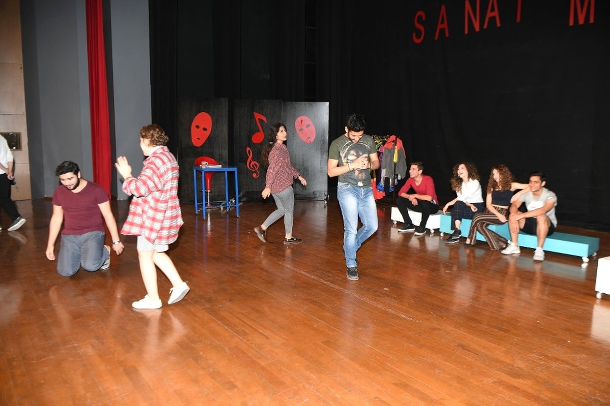 Oynamak ya da Oynamamak İşte Bütün Mesele Bu" Adlı Oyun Seyirciyle Buluştu