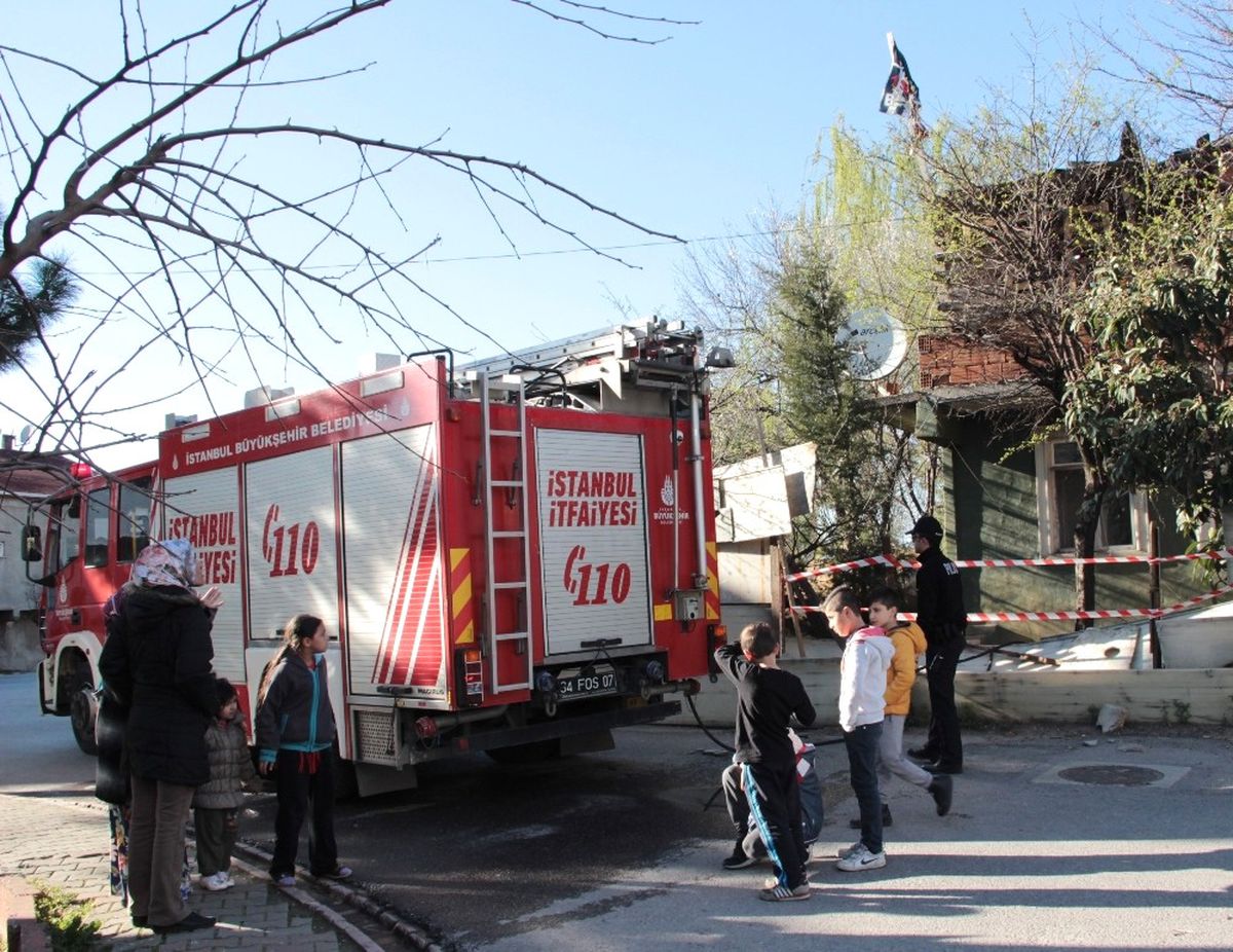 Sancaktepe\'de Gecekondu Yangını: 1 Ölü