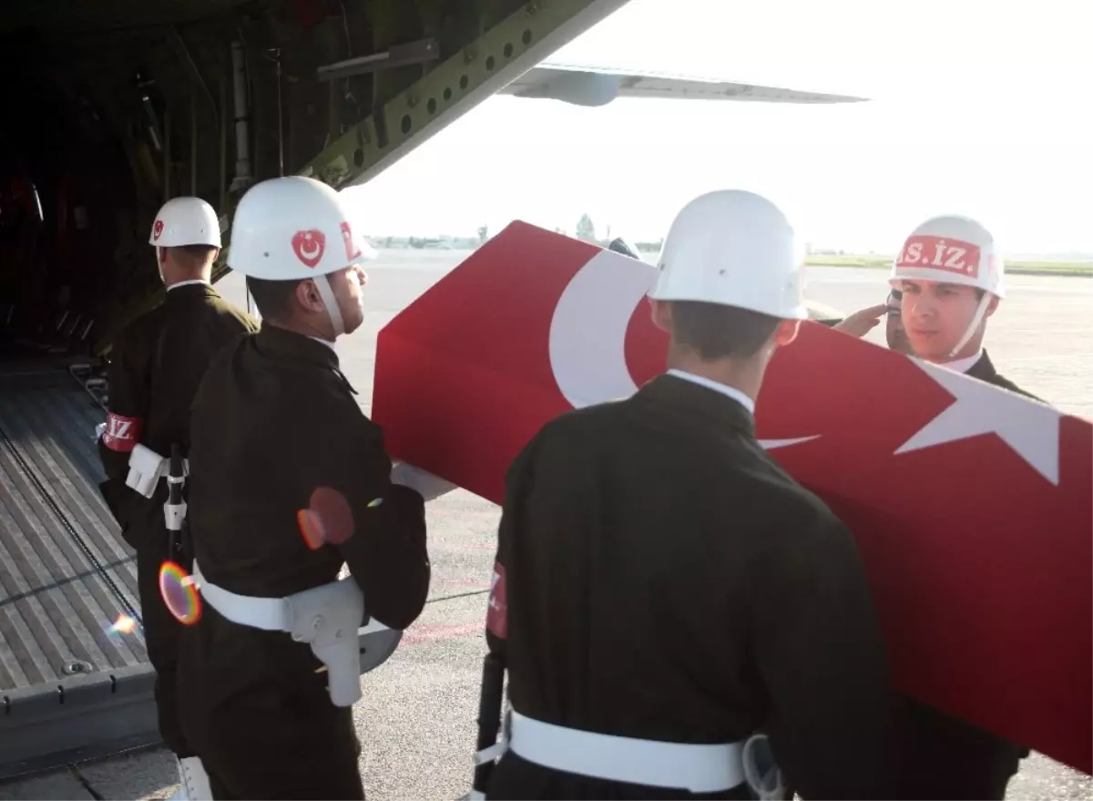 Şehit Er Hüseyin Koroç\'un Cenazesi Askeri Uçakla Şanlıurfa\'ya Gönderildi