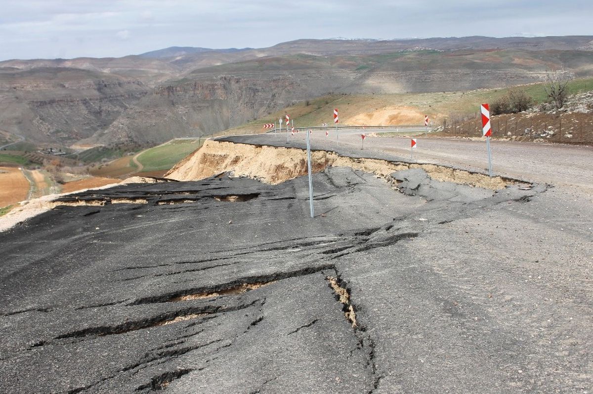 Siirt\'te Asfalt Yol Heyelan Sebebiyle Çöktü