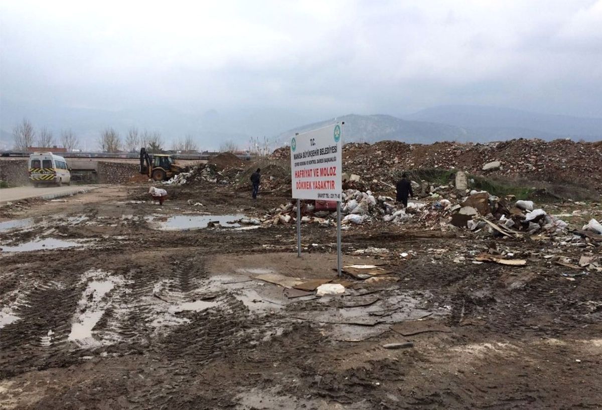 Soma\'daki Moloz Kirliliği Büyükşehir Tarafından Temizlendi