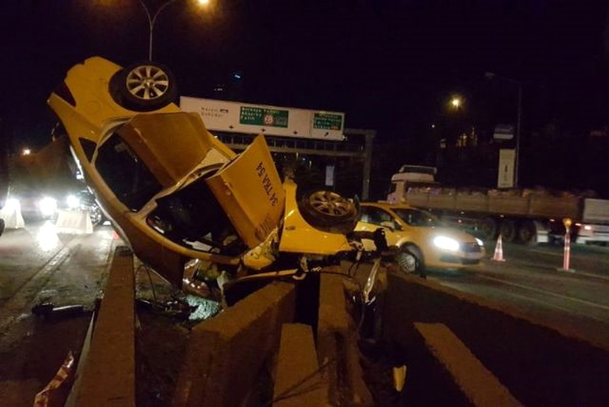 Taksi Beton Bariyerlere Çarptı: 1 Ölü, 2 Yaralı