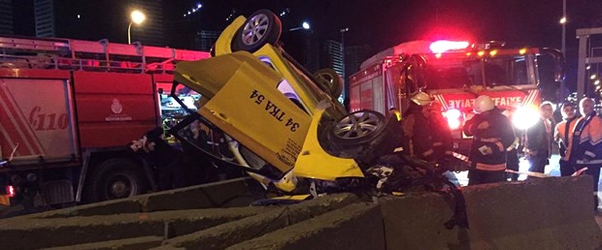 Taksi Beton Bariyerlere Saplandı: 1 Ölü, 2 Yaralı