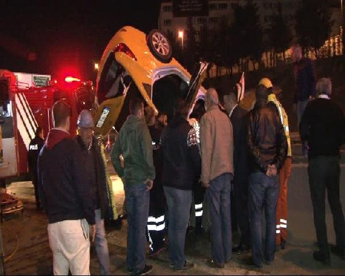 Taksi Beton Bariyerlere Saplandı: 1 Ölü, 2 Yaralı