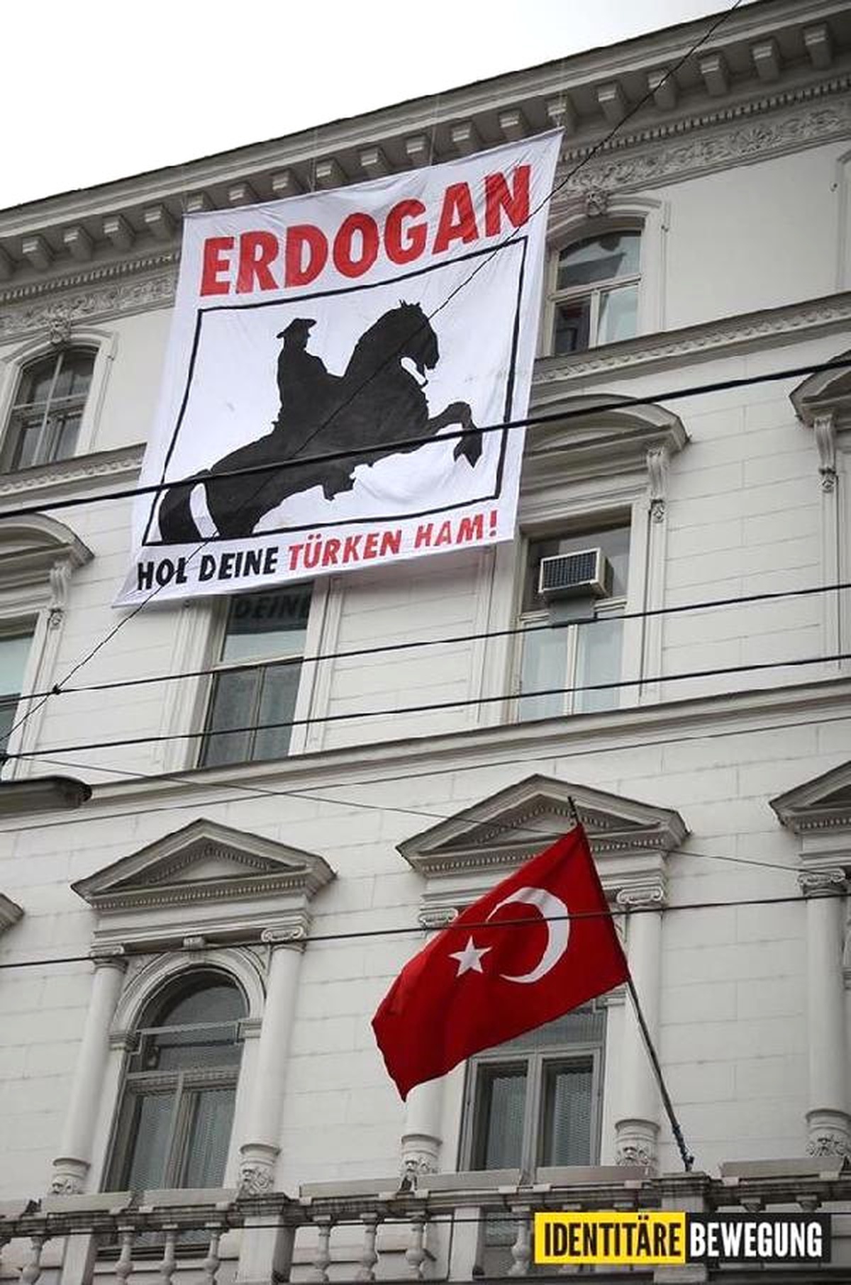 Viyana\'da Türk Büyükelçiliği\'ne Pankart Astılar