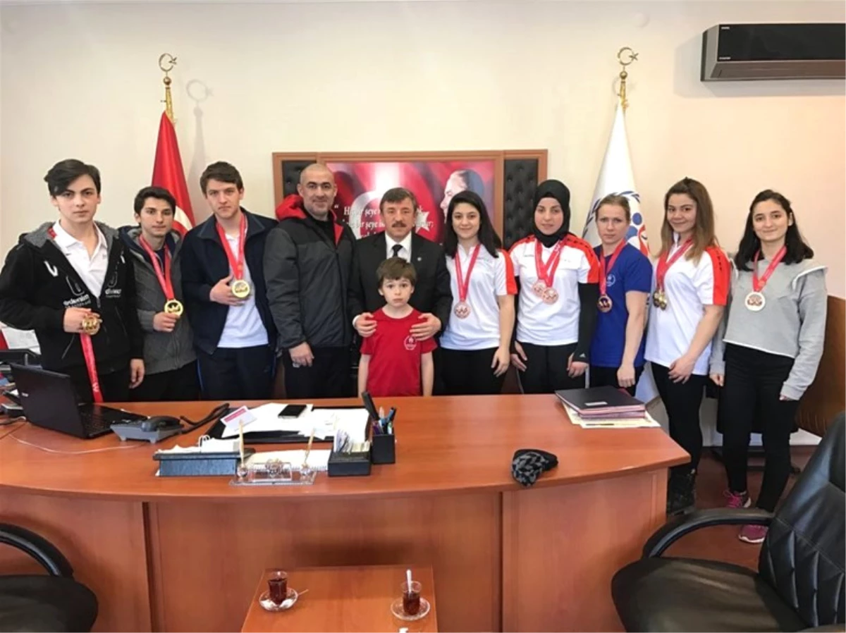 Yalovalı Bilek Güreşçileri Antalya\'dan 26 Madalya ile Döndü