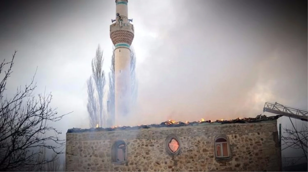 Yunanistan\'da Restore Edilen Tarihi Caminin Çatısında Yangın Çıktı