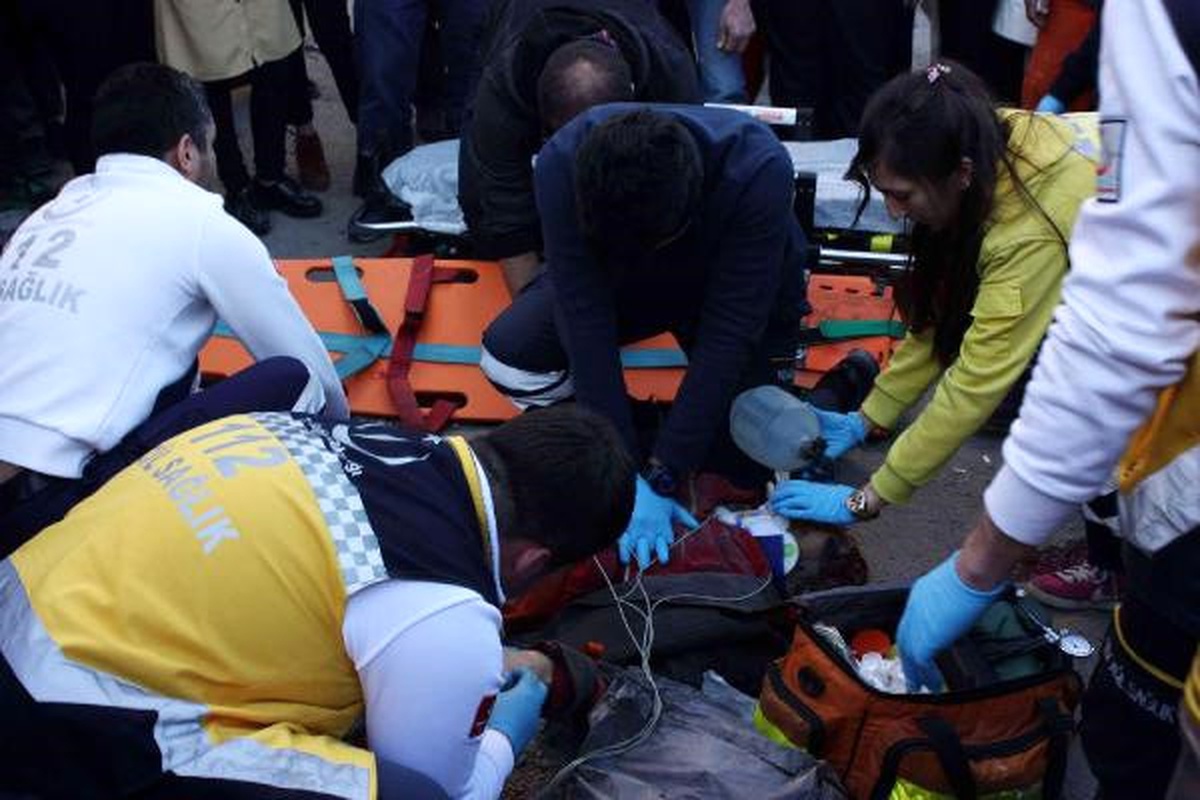 Zonguldak\'ta Otomobil Yayalara Çarptı: 1 Ölü, 1 Yaralı