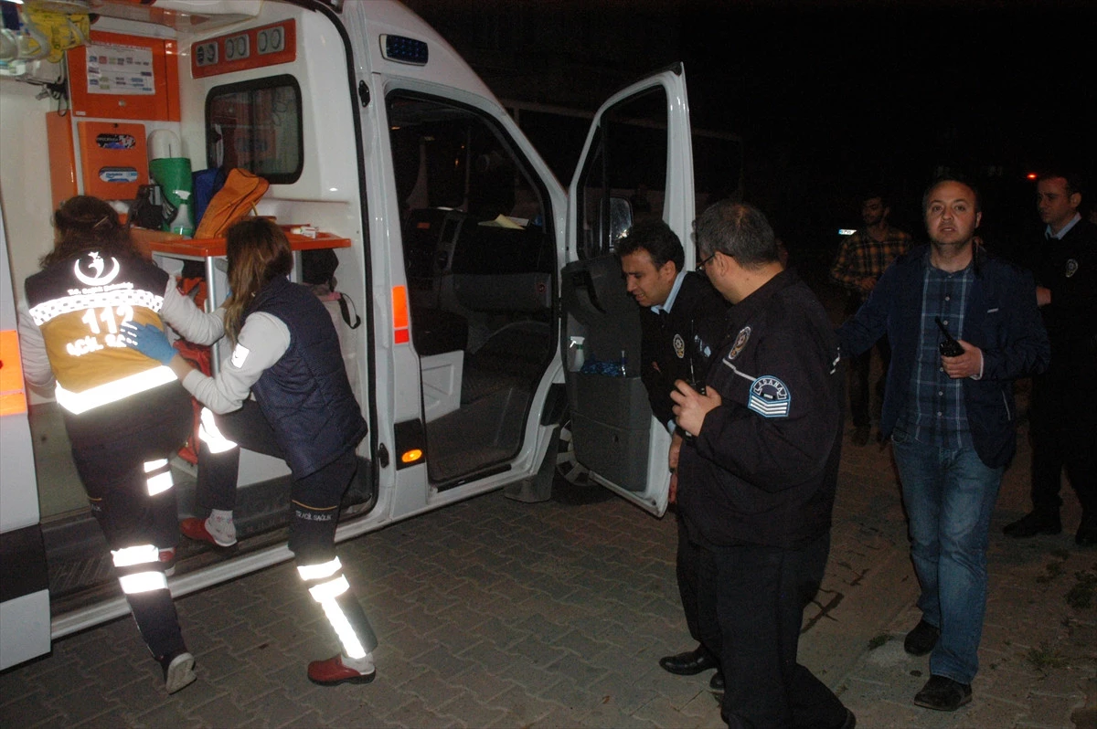 Adana\'da Polis Aracıyla Kamyonet Çarpıştı: 3 Yaralı