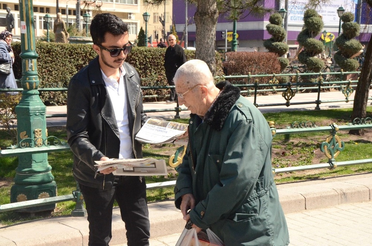 AK Parti Gençlik Kolları Öğrencileri Evet Gazetesi Dağıttı