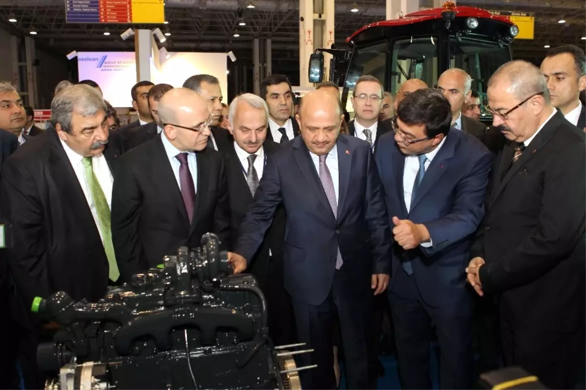 Başbakan Yardımcısı Şimşek ve Milli Savunma Bakanı Işık, Sanko Standını İnceledi