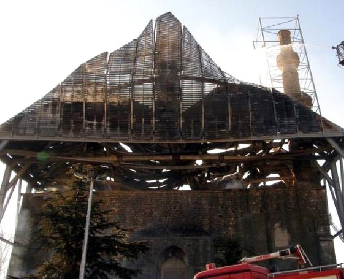 Batı Trakya\'daki Tarihi Cami, Yangında Kullanılmaz Hale Geldi
