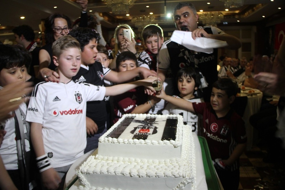 Beşiktaş\'ın 114. Kuruluş Yıldönümü Kuşadası\'nda Kutlandı