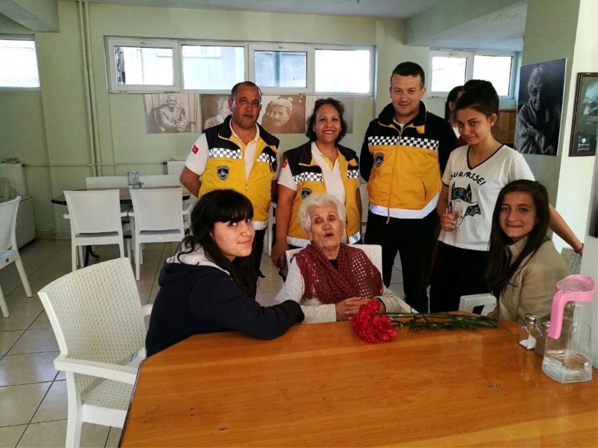 Burhaniye\'de Gönüllü Torunlar Huzurevini Ziyaret Etti