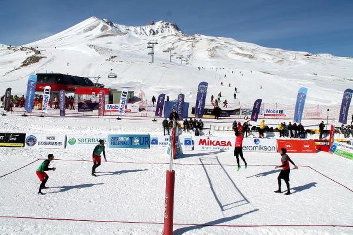 Erciyes\'te Üniversitelerarası \'Kar Voleybolu\' Heyecanı