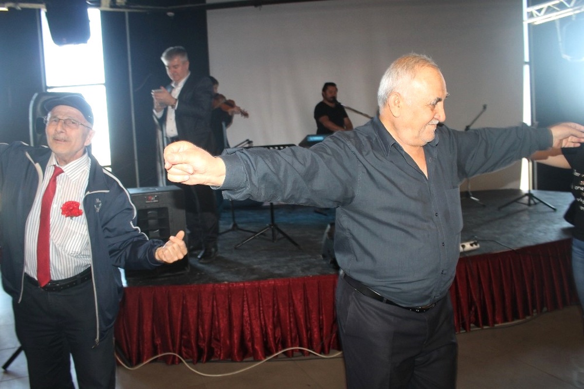 Huzurevi Sakinleri Highway\'de Gönüllerince Eğlendi