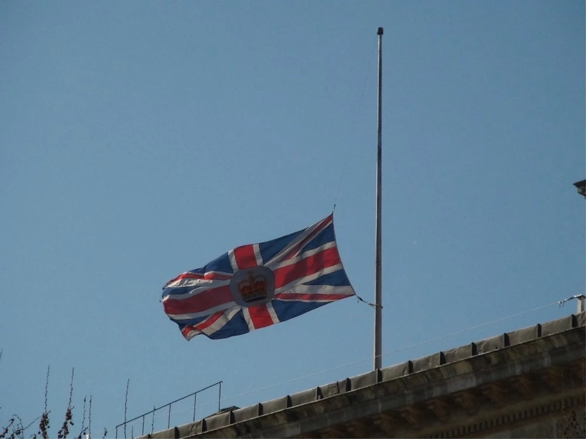 İngiltere Başkonsolosluğunda Bayrak Yarıya İndirildi