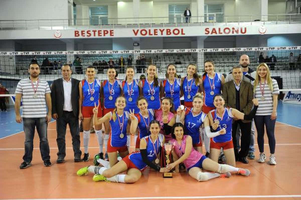 İzmir Büyükşehir Belediyesporlu Kızlar Tarihinde İlk Kez 1\'inci Lig\'e Yükseldi