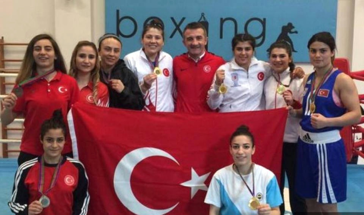 Kadın Boksörler Bakü\'de Fırtına Gibi Esti