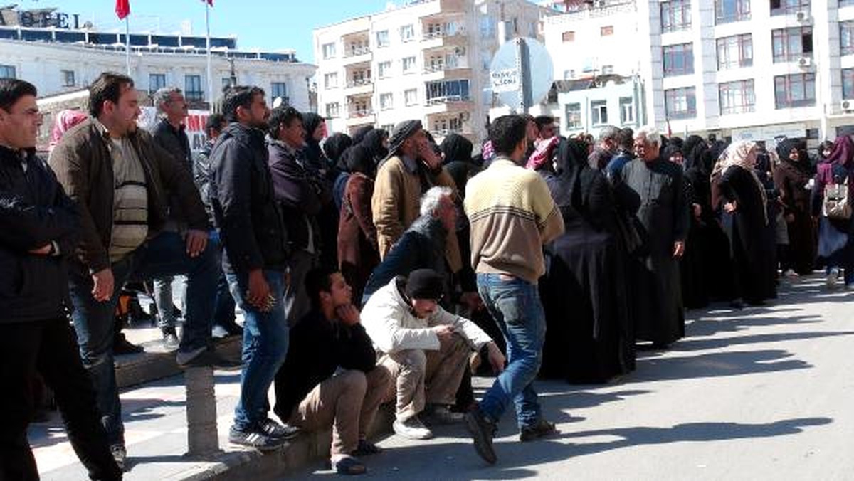 Kilis\'te Suriyelilerin \'Kızılaykart\' Yoğunluğu