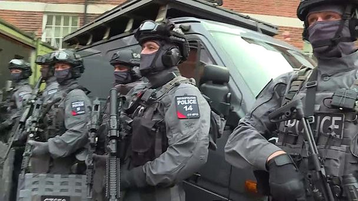 Londra\'da Saldırının Olduğu Bölgede Güvenlik Üst Seviyede... Vatandaşlar Olay Yerine Çiçek Bıraktı