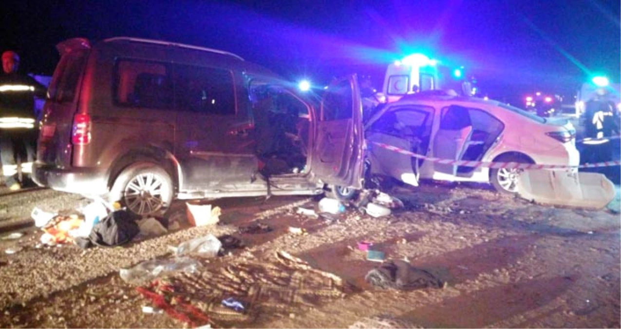 Manisa\'da İki Araç Kafa Kafaya Çarpıştı: 2 Ölü, 10 Yaralı
