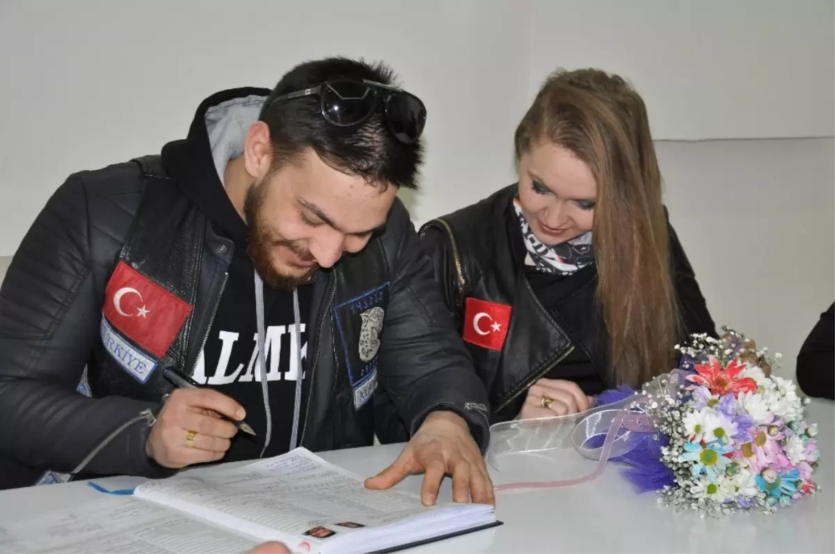 Motosikletle Geldiler, Nikah Kıydılar