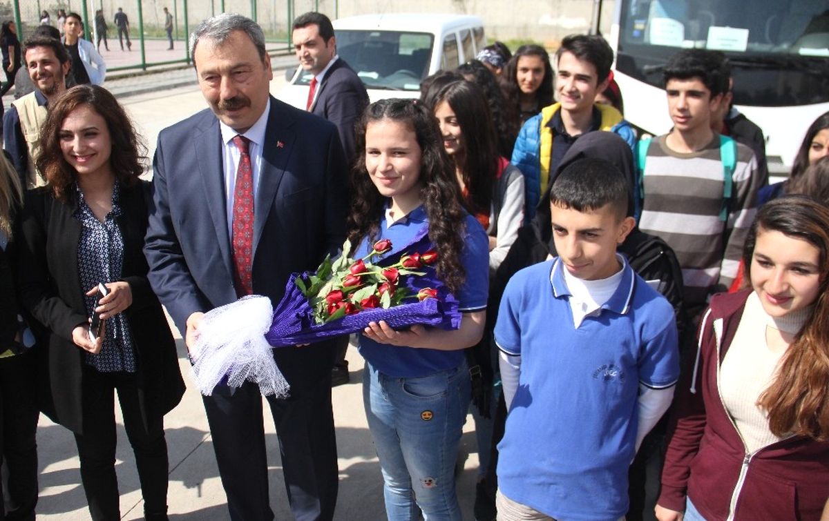 Öğrenciler Emniyet Müdüründen İmza İstedi