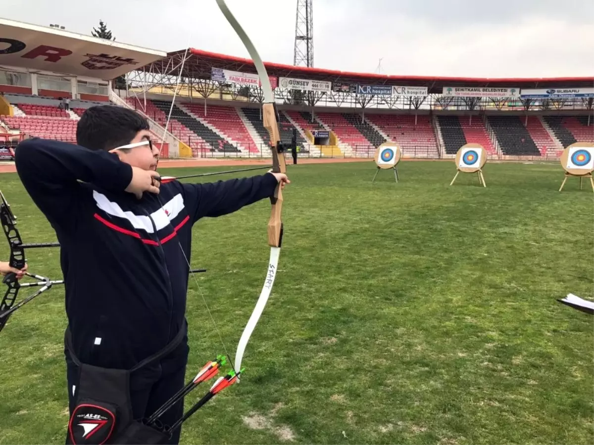 Okçuluk Yarışmasında Özel Sanko Ortaokulu Öğrencisi İl Birincisi Oldu