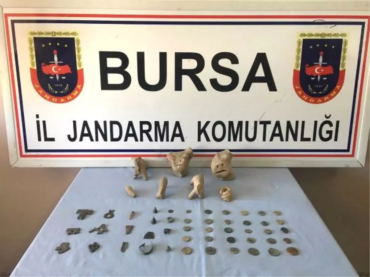 Bursa\'da Durdurulan Otobüsteki 3 Yolcunun Bavulunda Tarihi Eserler Bulundu