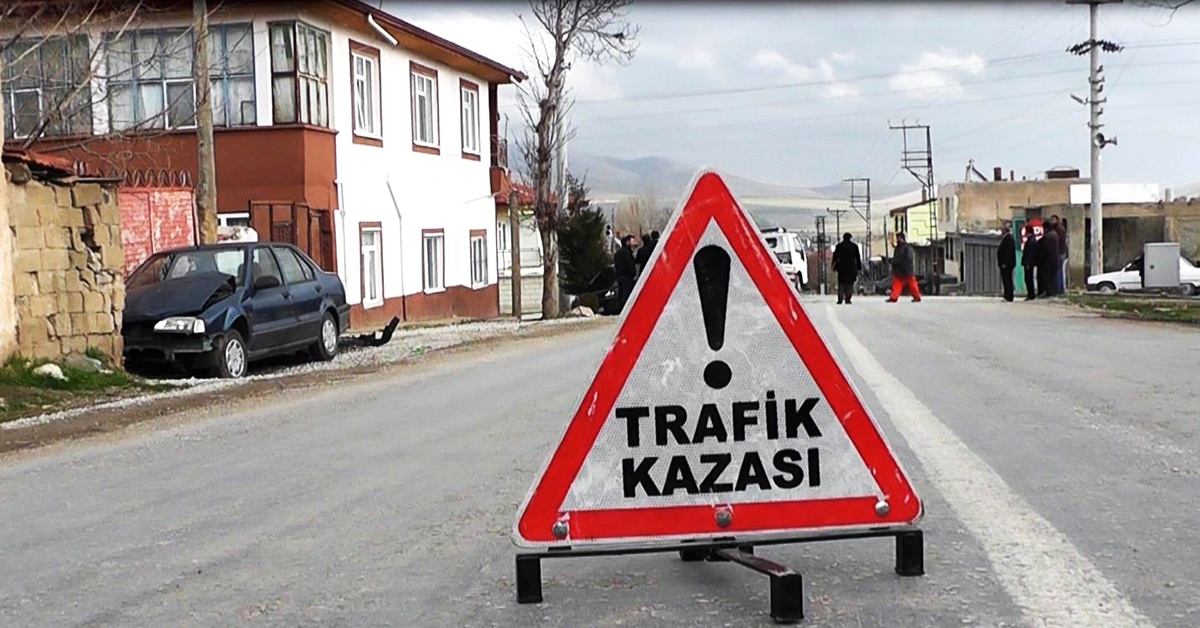 Otomobil Kaldırımda Bekleyen Yayalara Çarptı: 1 Ölü, 1 Yaralı