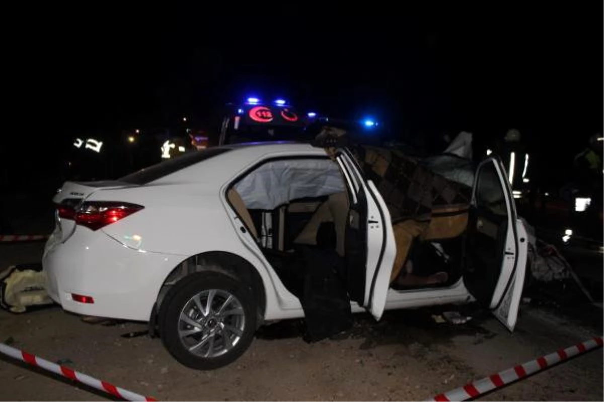 Otomobille Hafif Ticari Araç Çarpıştı: 2 Ölü, 10 Yaralı