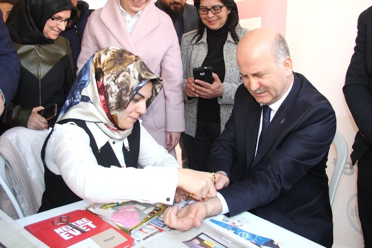 Referanduma \'Evet\' Dövmeli Destek