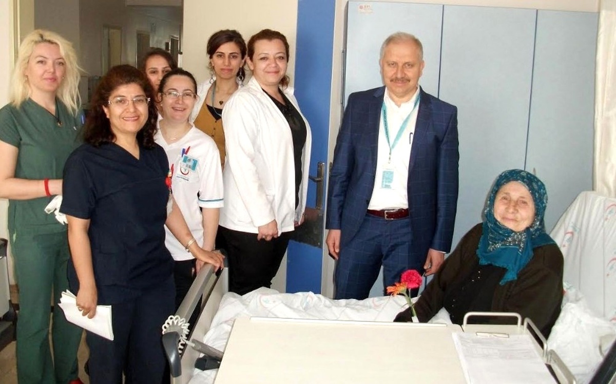 Sağlık Çalışanlarından Yaşlı Hastalara Ziyaret